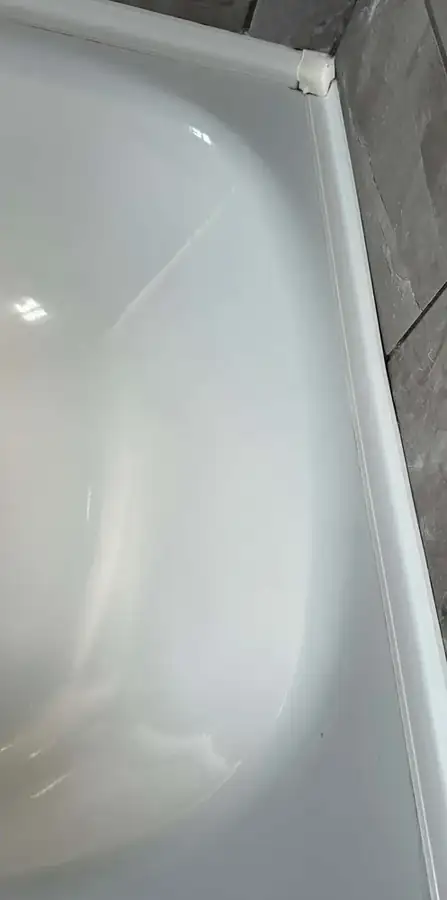 Bath edge and sealant after cleaning