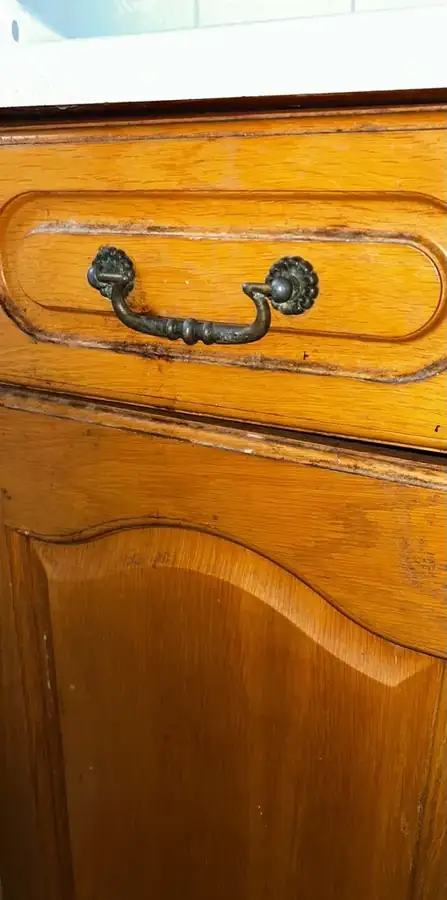 Kitchen drawers before cleaning